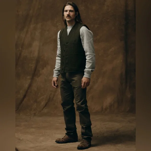 Filson Mackinaw wool vest in hunter green - Picture 2 of 6